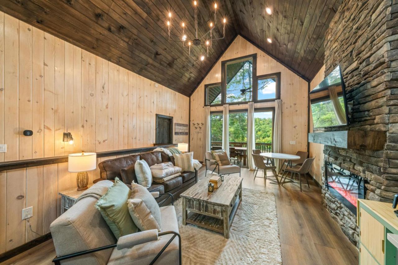 Cozy Cove Retreat w Lake View Hot Tub FirePit