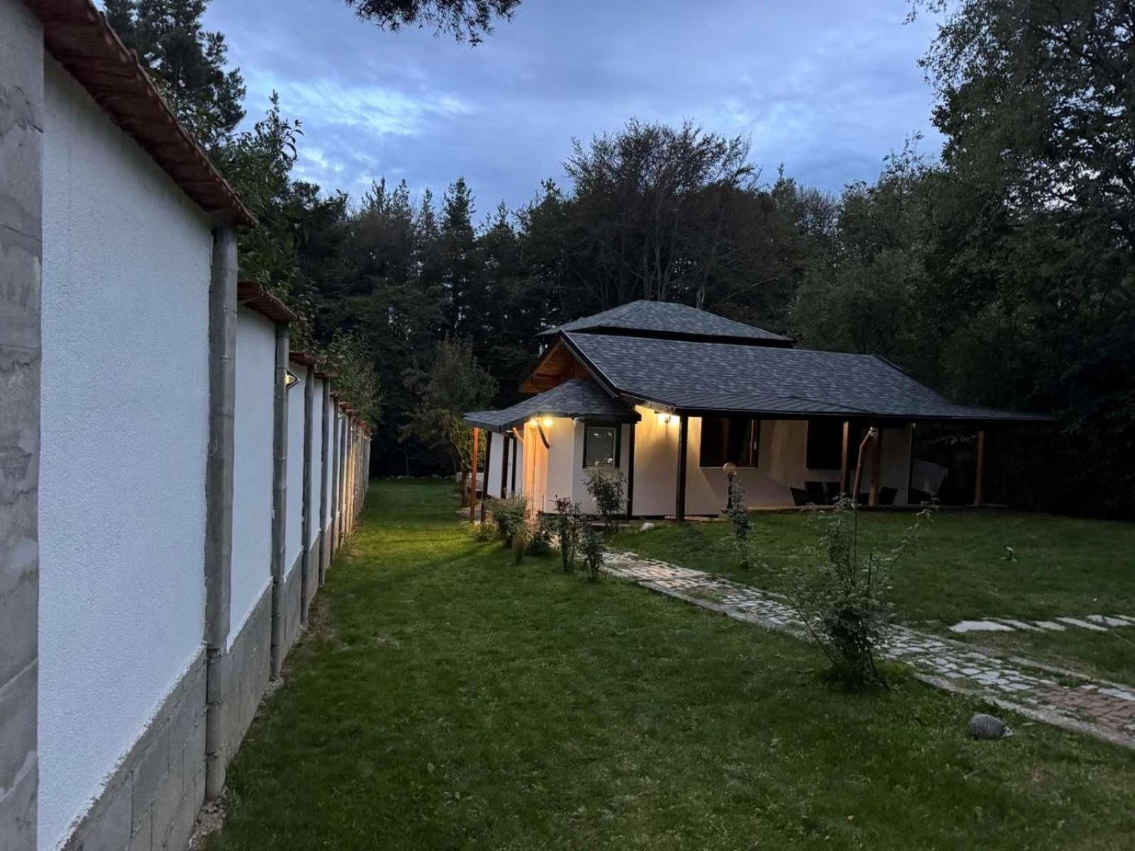 Villa Yarema Mountain Relax with Hot Jacuzzi & Sauna by BookVillaBG