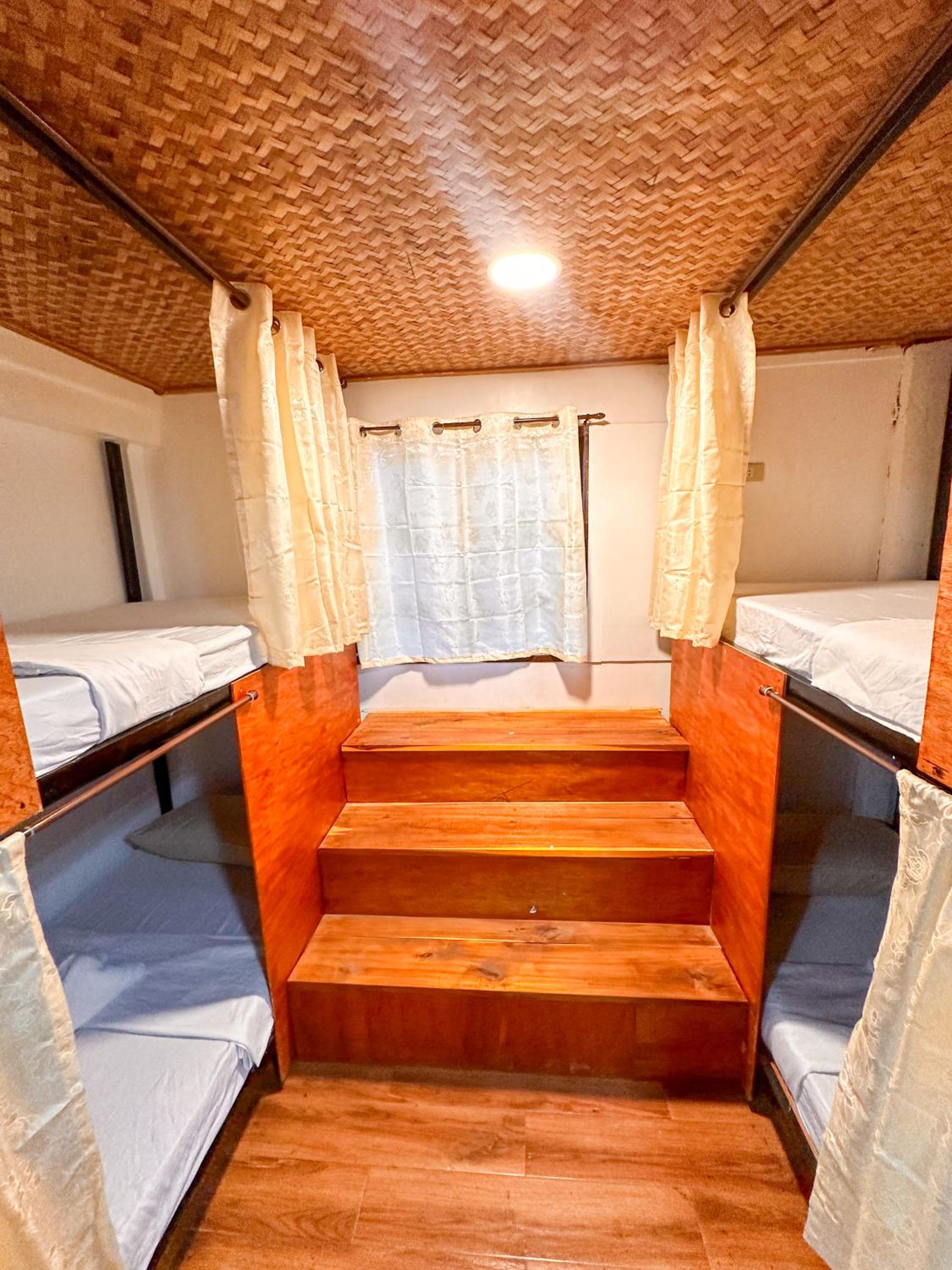 Hangout's Hostel El Nido view 3