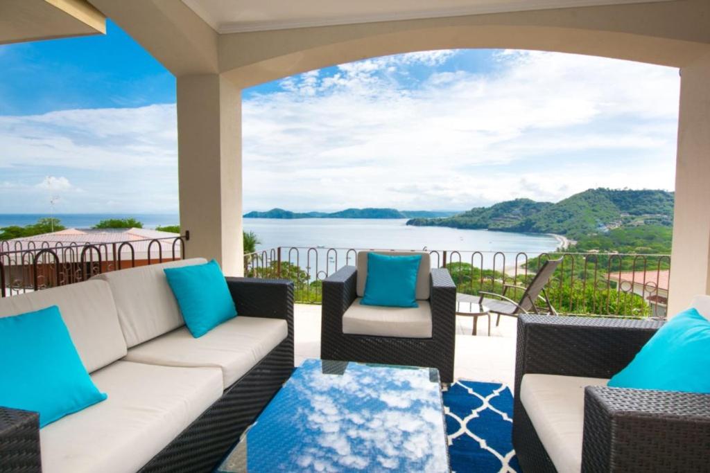 Villa Lorenzo 3BR Hill-Top Oceanview Villa
