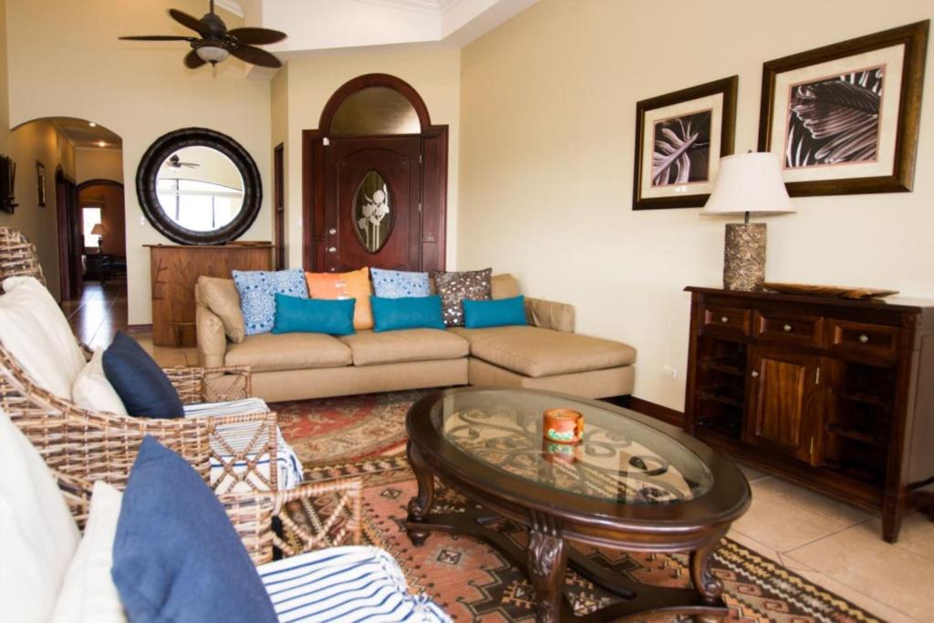 Villa Lorenzo 3BR Hill-Top Oceanview Villa