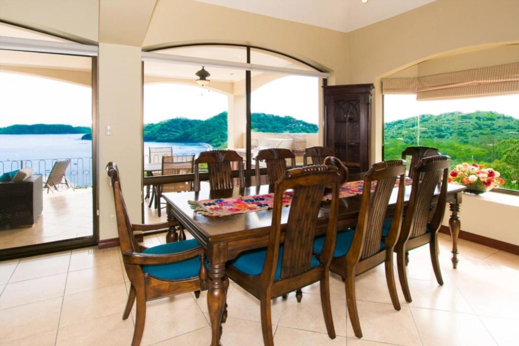 Villa Lorenzo 3BR Hill-Top Oceanview Villa