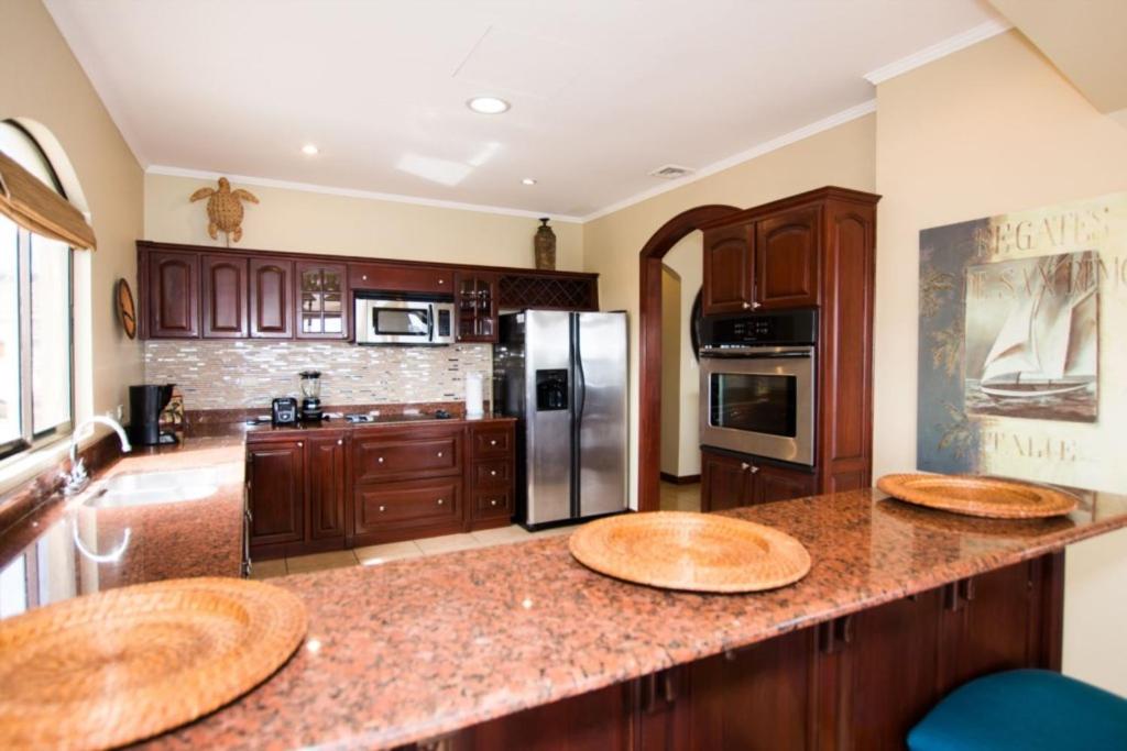 Villa Lorenzo 3BR Hill-Top Oceanview Villa