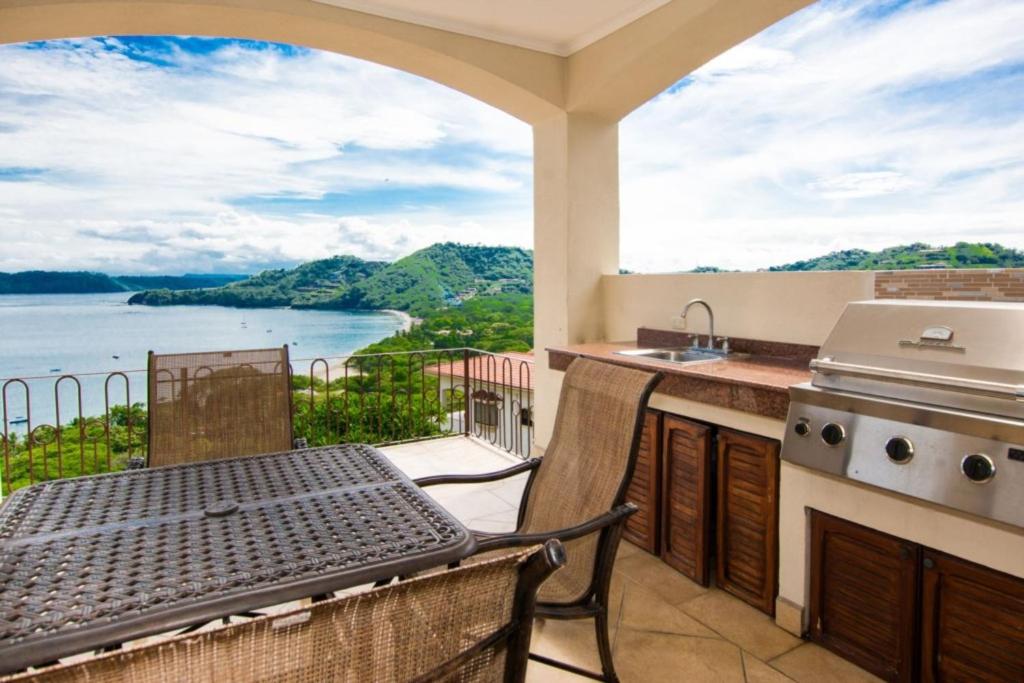 Villa Lorenzo 3BR Hill-Top Oceanview Villa
