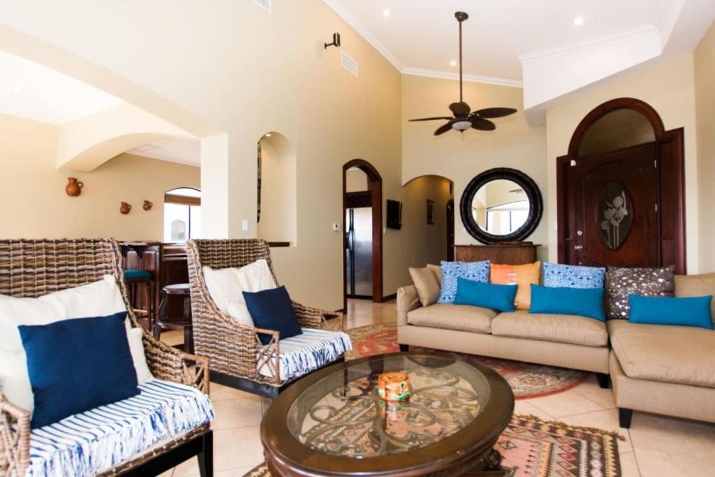 Villa Lorenzo 3BR Hill-Top Oceanview Villa