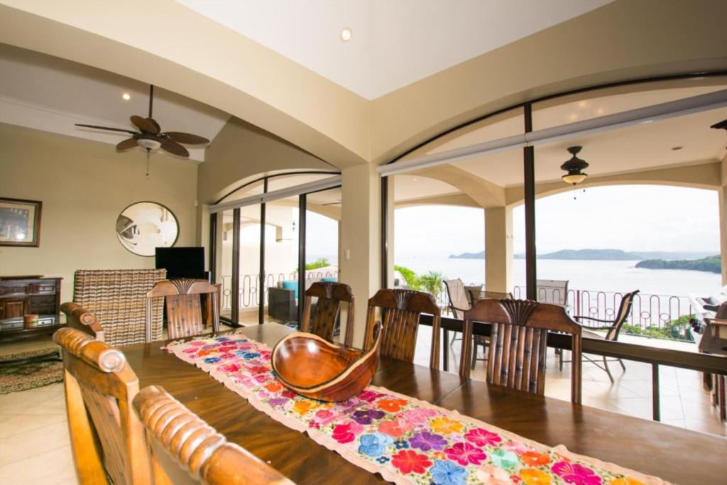 Villa Lorenzo 3BR Hill-Top Oceanview Villa