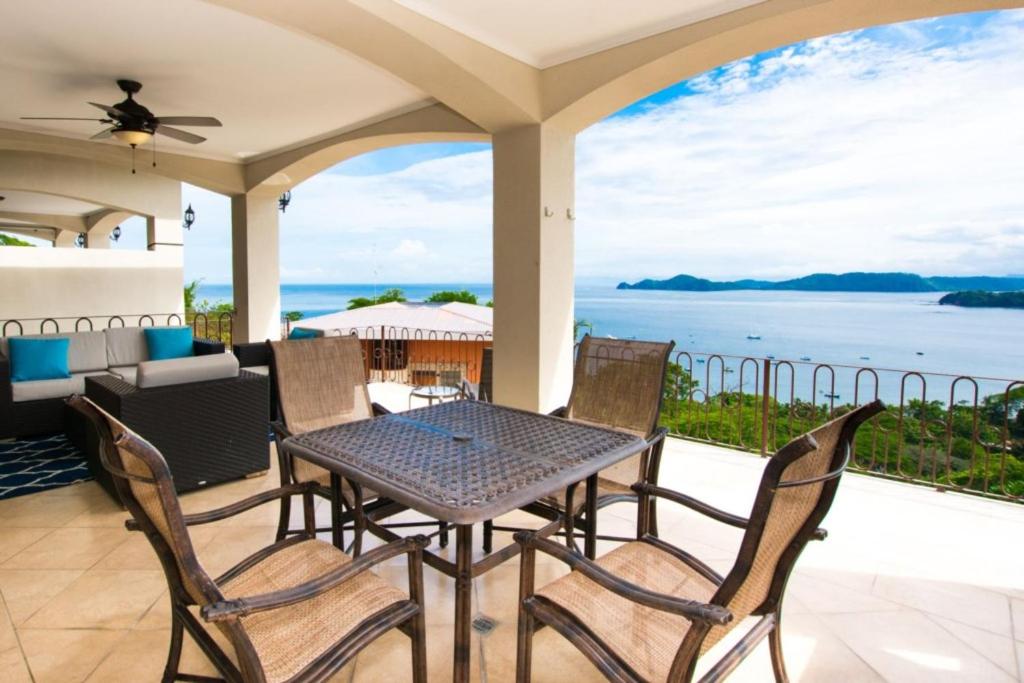 Villa Lorenzo 3BR Hill-Top Oceanview Villa