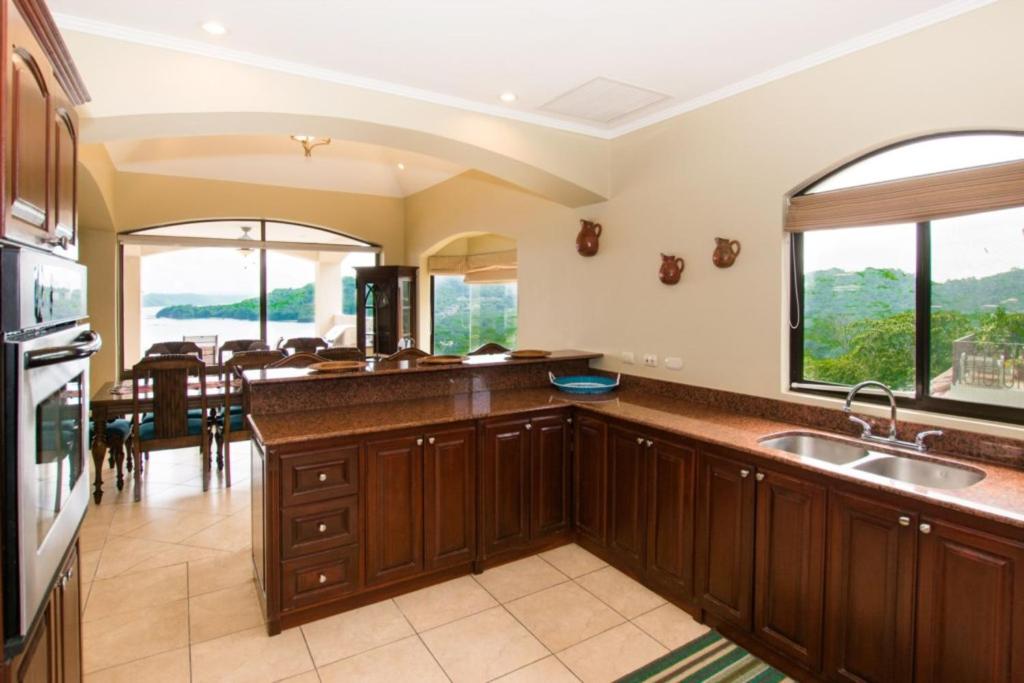 Villa Lorenzo 3BR Hill-Top Oceanview Villa