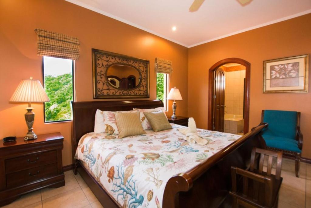 Villa Lorenzo 3BR Hill-Top Oceanview Villa