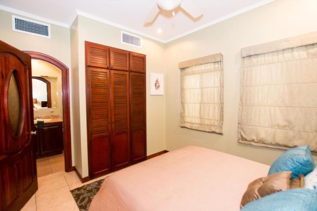 Villa Lorenzo 3BR Hill-Top Oceanview Villa