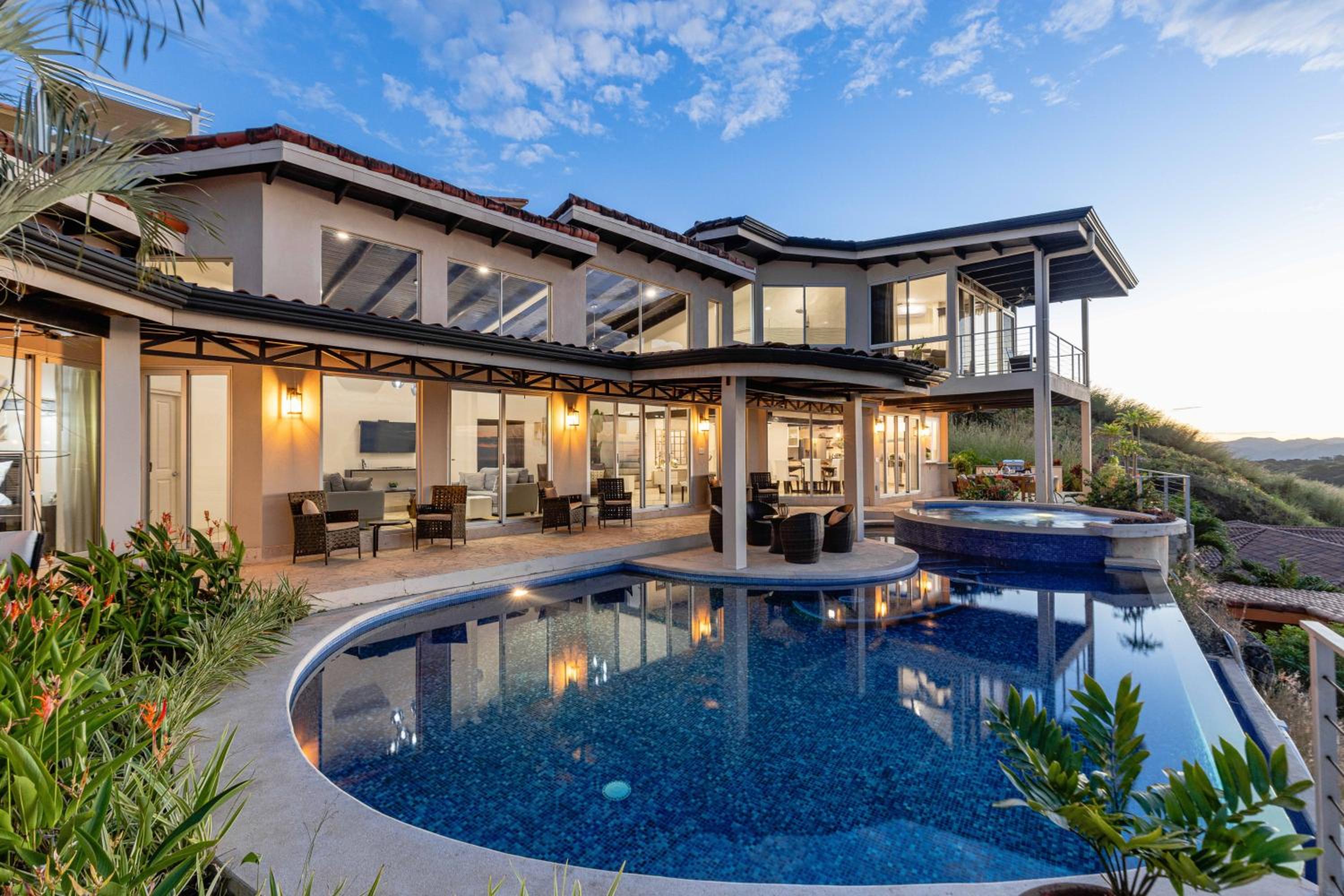 Sunset Ridge Ocean View & Infinity Pool
