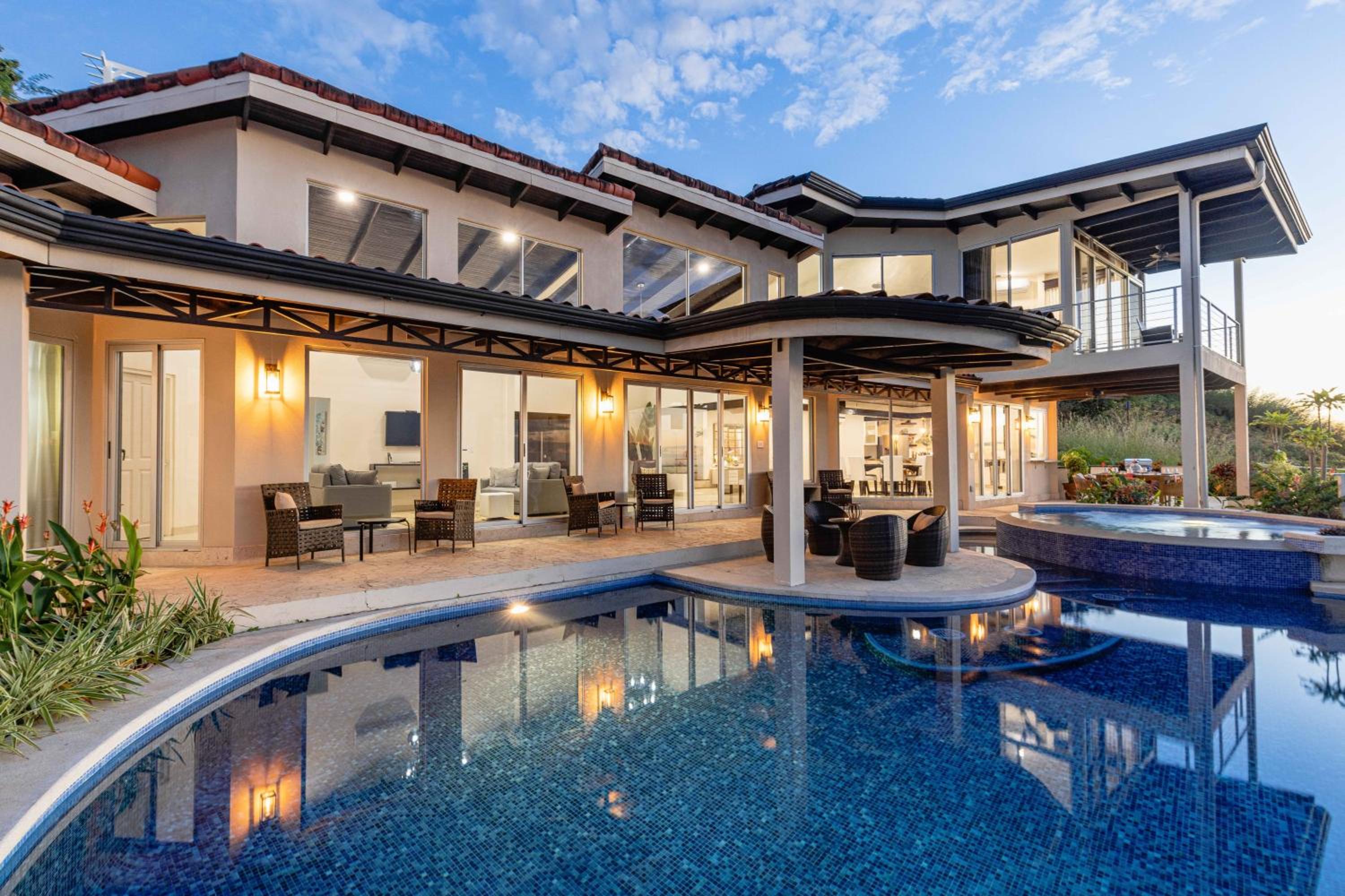 Sunset Ridge Ocean View & Infinity Pool