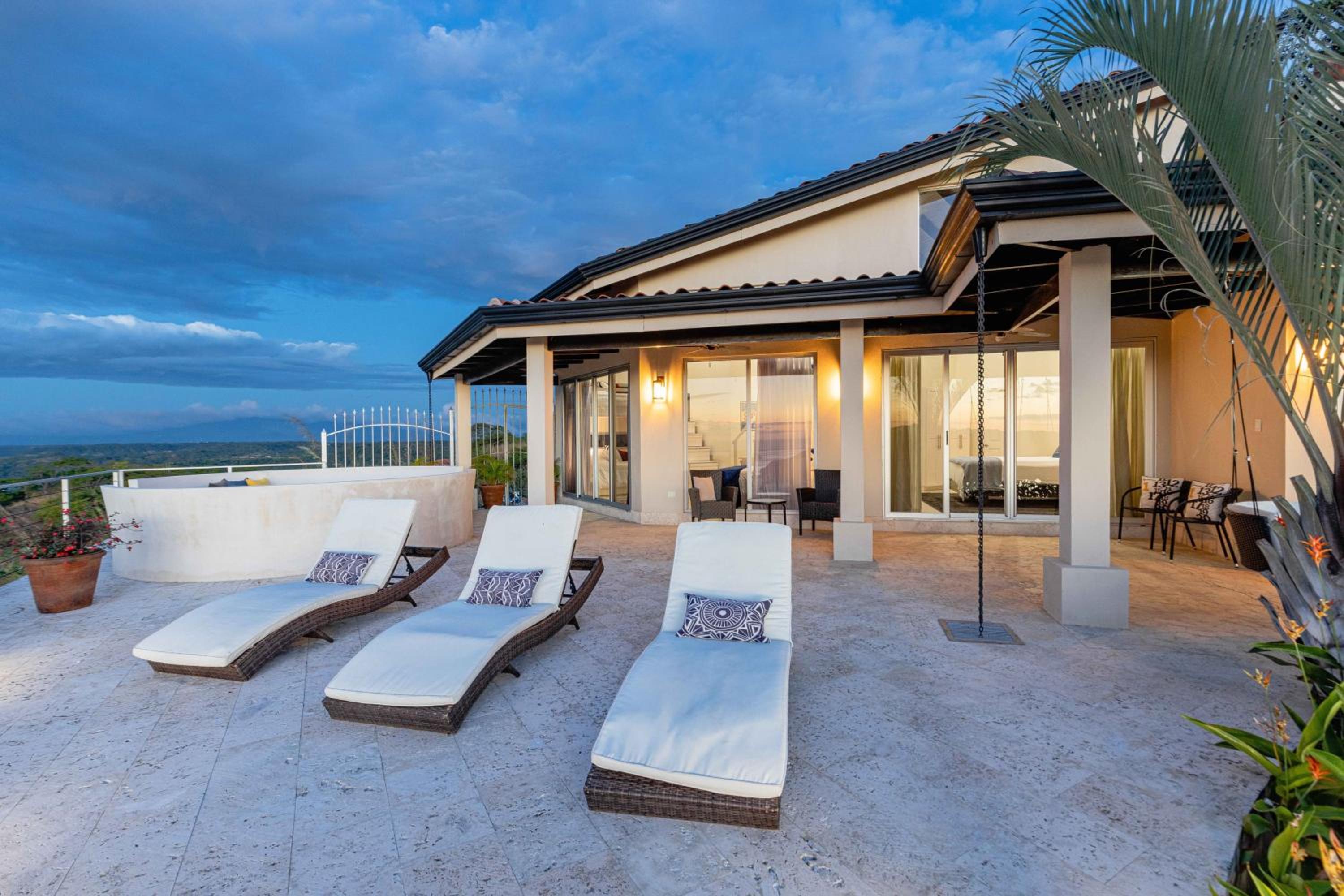 Sunset Ridge Ocean View & Infinity Pool