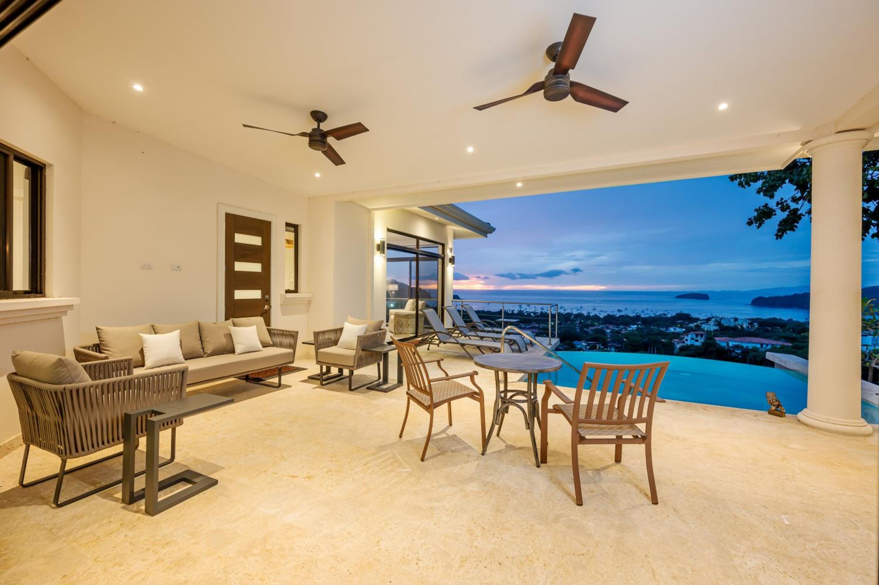 Casa Bella Sunset-Pool Villa in Coco Tasteful
