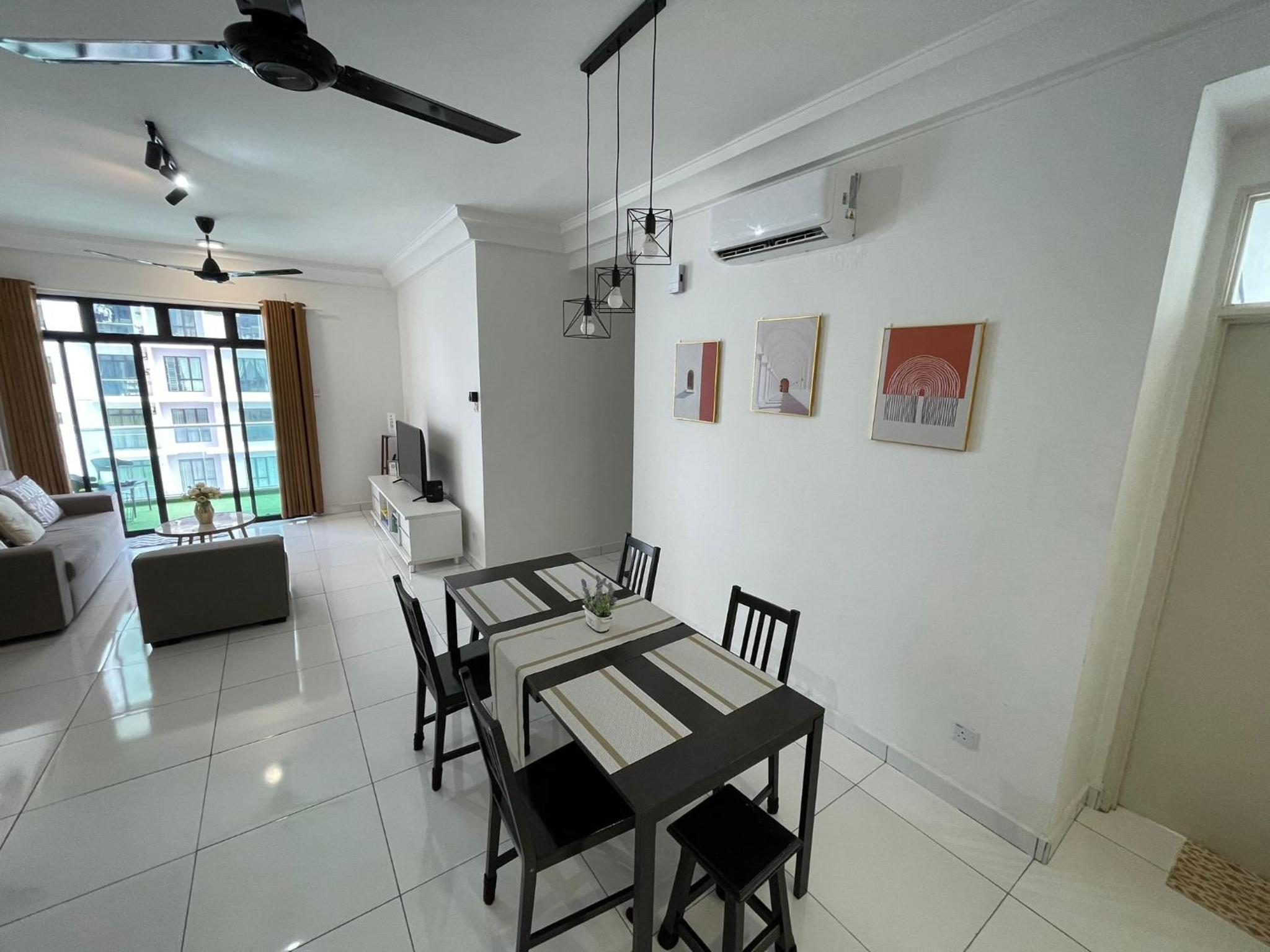 Huge Family Friendly 3BR Suite, PLATINO Service Apartment, Mins Walk to Paradigm Mall