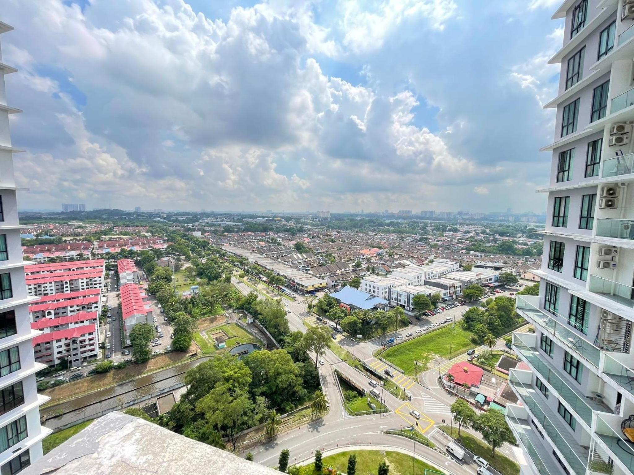 Huge Family Friendly 3BR Suite, PLATINO Service Apartment, Mins Walk to Paradigm Mall