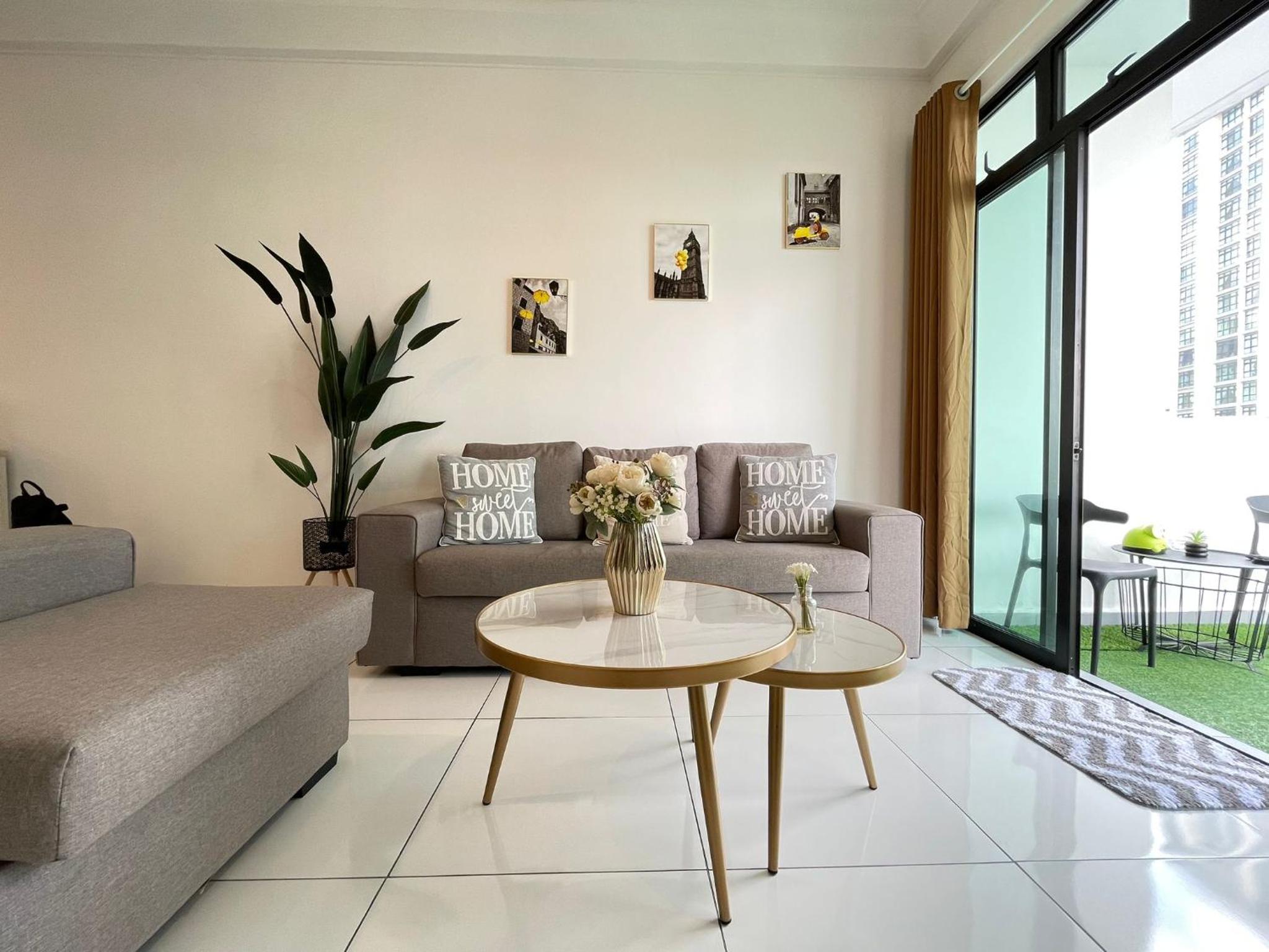 Huge Family Friendly 3BR Suite, PLATINO Service Apartment, Mins Walk to Paradigm Mall