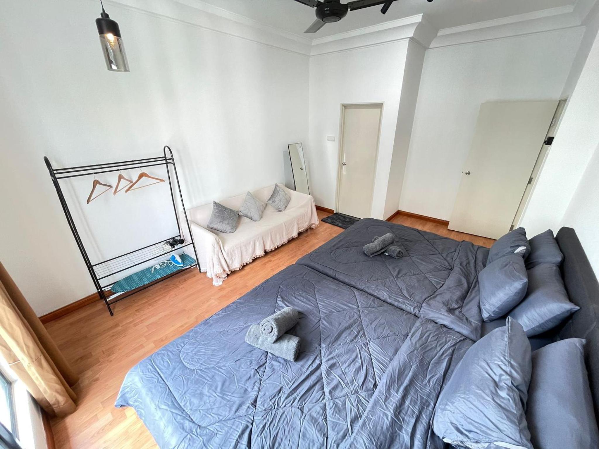Huge Family Friendly 3BR Suite, PLATINO Service Apartment, Mins Walk to Paradigm Mall