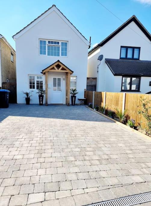 Detached House Work Holiday Relax Private Parking Nature 10miles away from Heathrow Airport