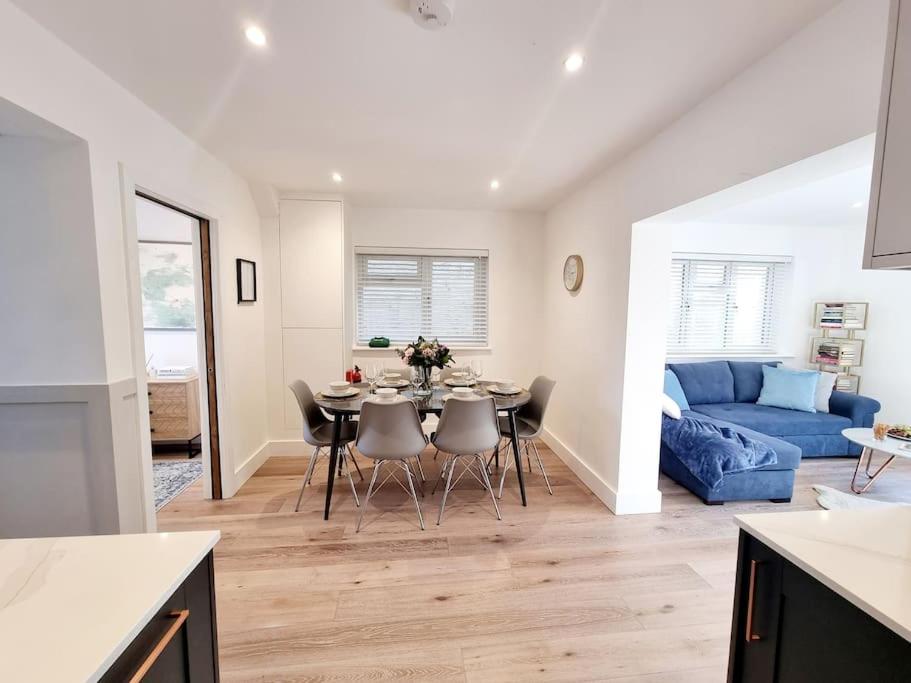 Detached House Work Holiday Relax Private Parking Nature 10miles away from Heathrow Airport