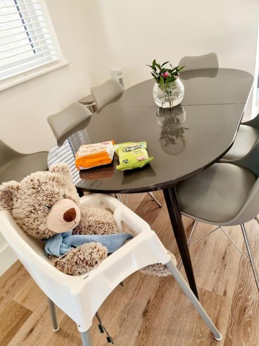 Detached House Work Holiday Relax Private Parking Nature 10miles away from Heathrow Airport