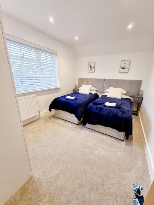 Detached House Work Holiday Relax Private Parking Nature 10miles away from Heathrow Airport