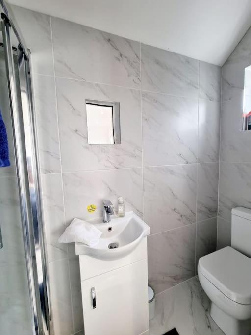 Detached House Work Holiday Relax Private Parking Nature 10miles away from Heathrow Airport