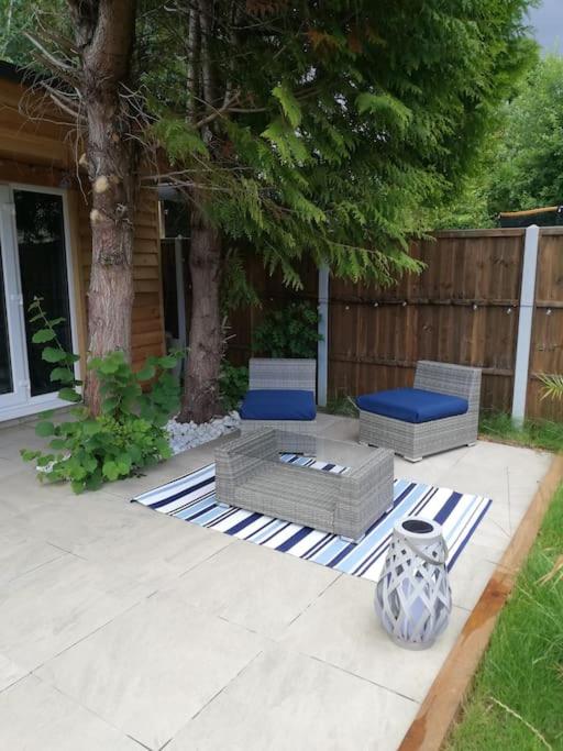 Detached House Work Holiday Relax Private Parking Nature 10miles away from Heathrow Airport