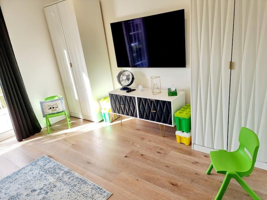 Detached House Work Holiday Relax Private Parking Nature 10miles away from Heathrow Airport