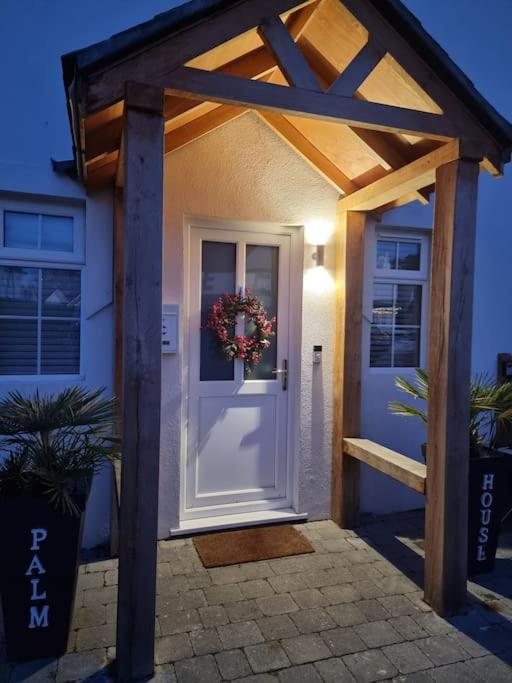 Detached House Work Holiday Relax Private Parking Nature 10miles away from Heathrow Airport