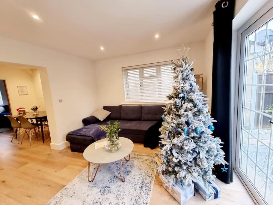 Detached House Work Holiday Relax Private Parking Nature 10miles away from Heathrow Airport