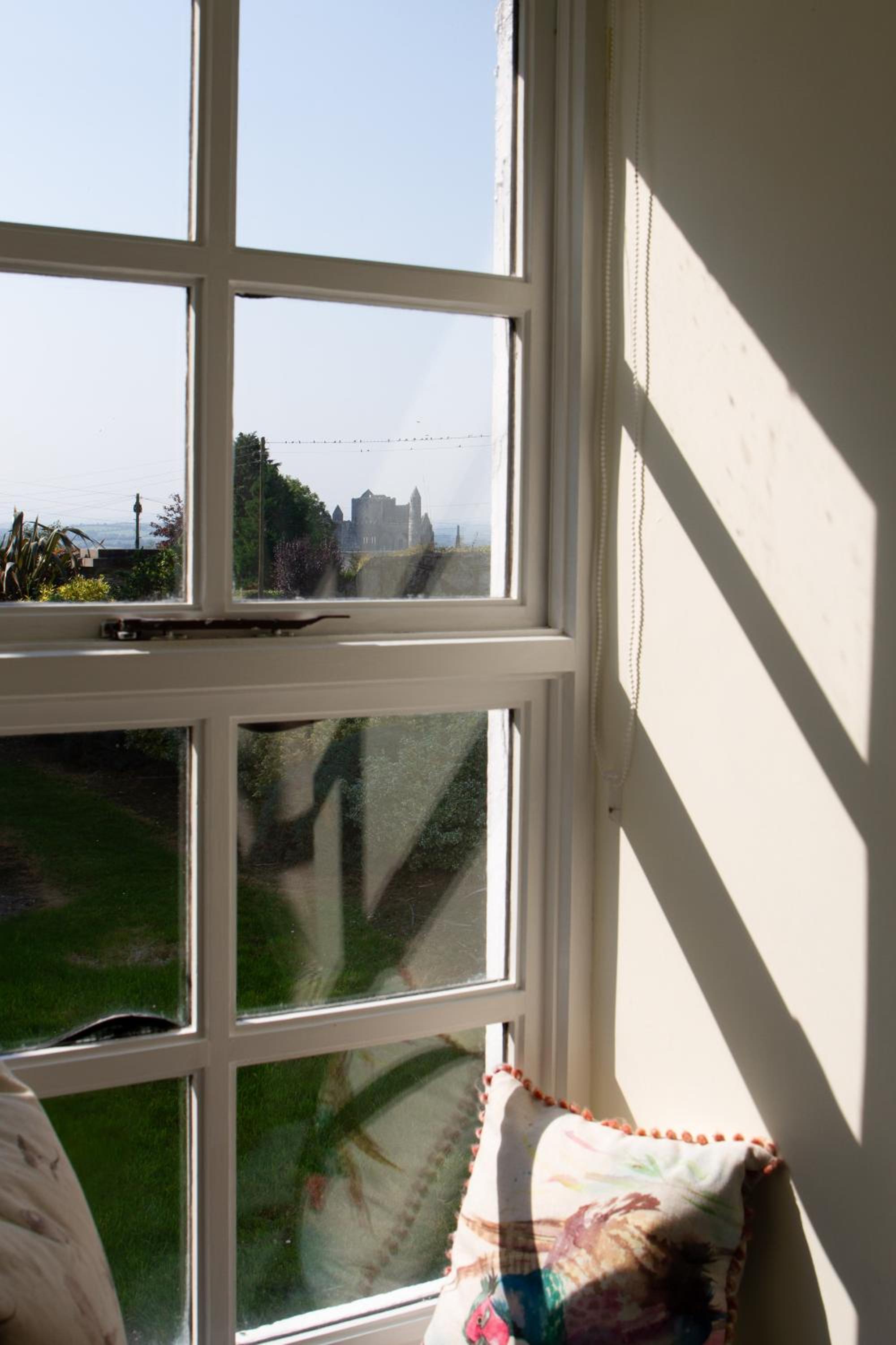 Hill House Lodge sleeps 6 Overlooking the rock of Cashel view 5