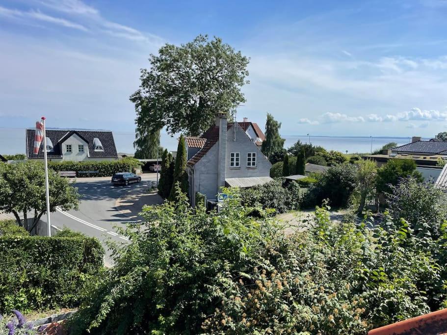 Smuk lejlighed med sundkig lige ved stranden