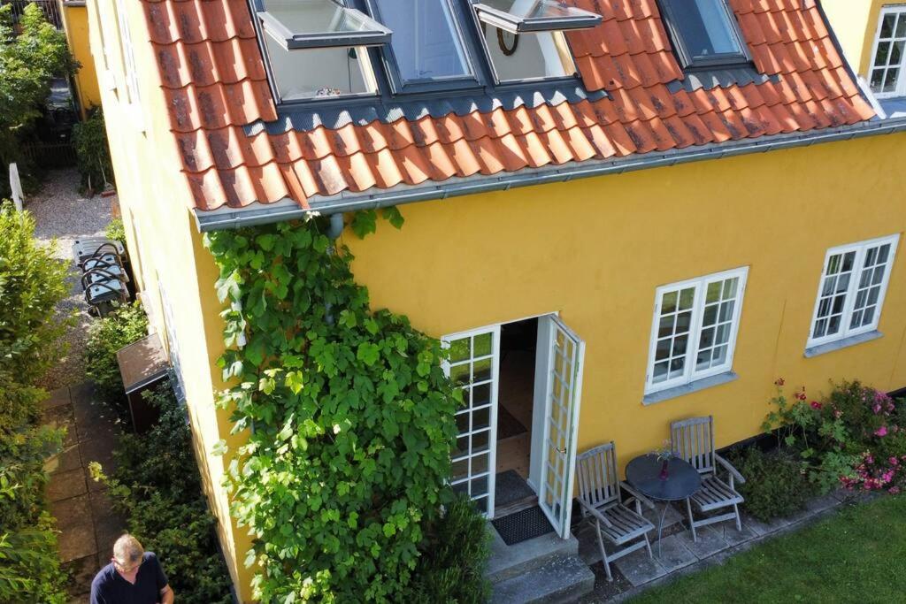 Smuk lejlighed med sundkig lige ved stranden