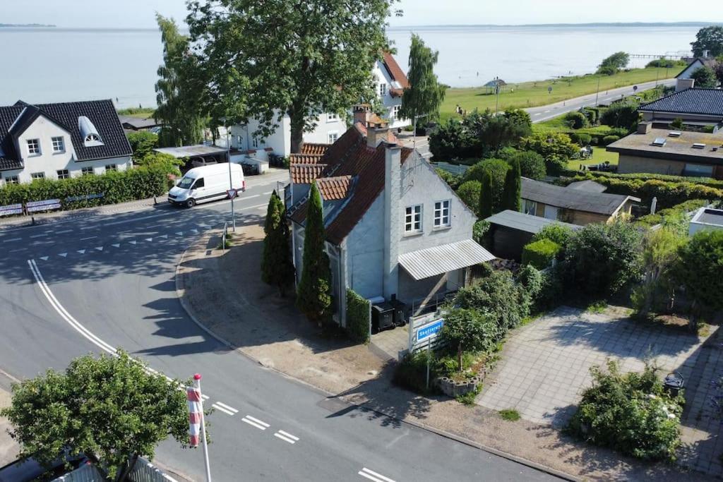 Smuk lejlighed med sundkig lige ved stranden