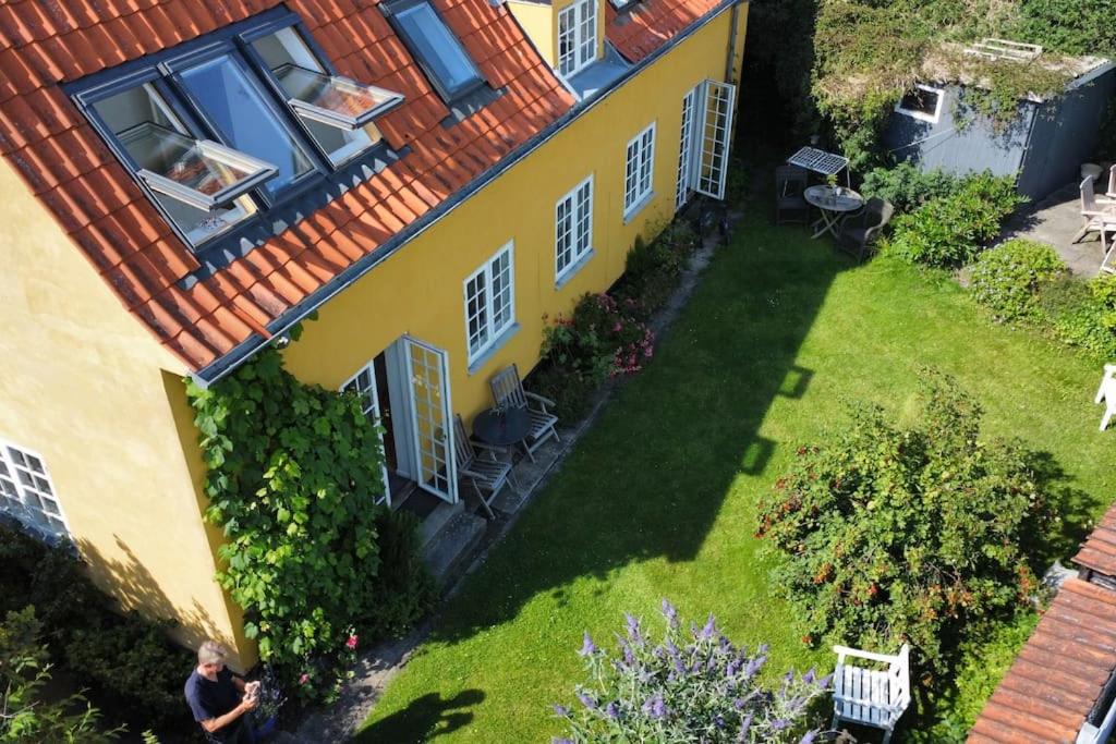 Smuk lejlighed med sundkig lige ved stranden