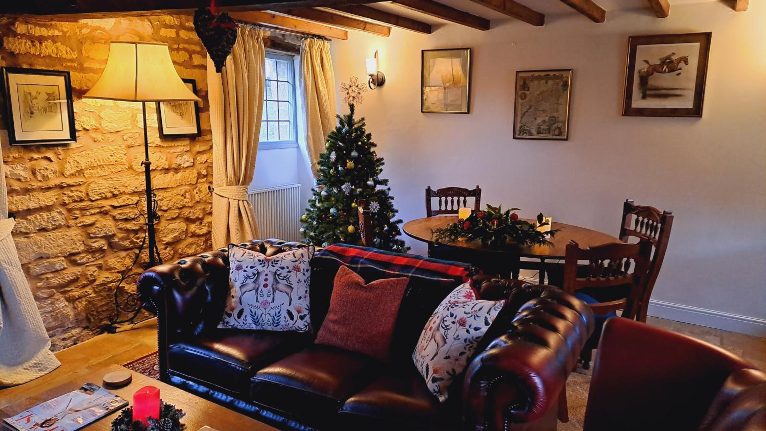 Graziers Cottage - character Cotswold cottage with inglenook, parking and pub nearby
