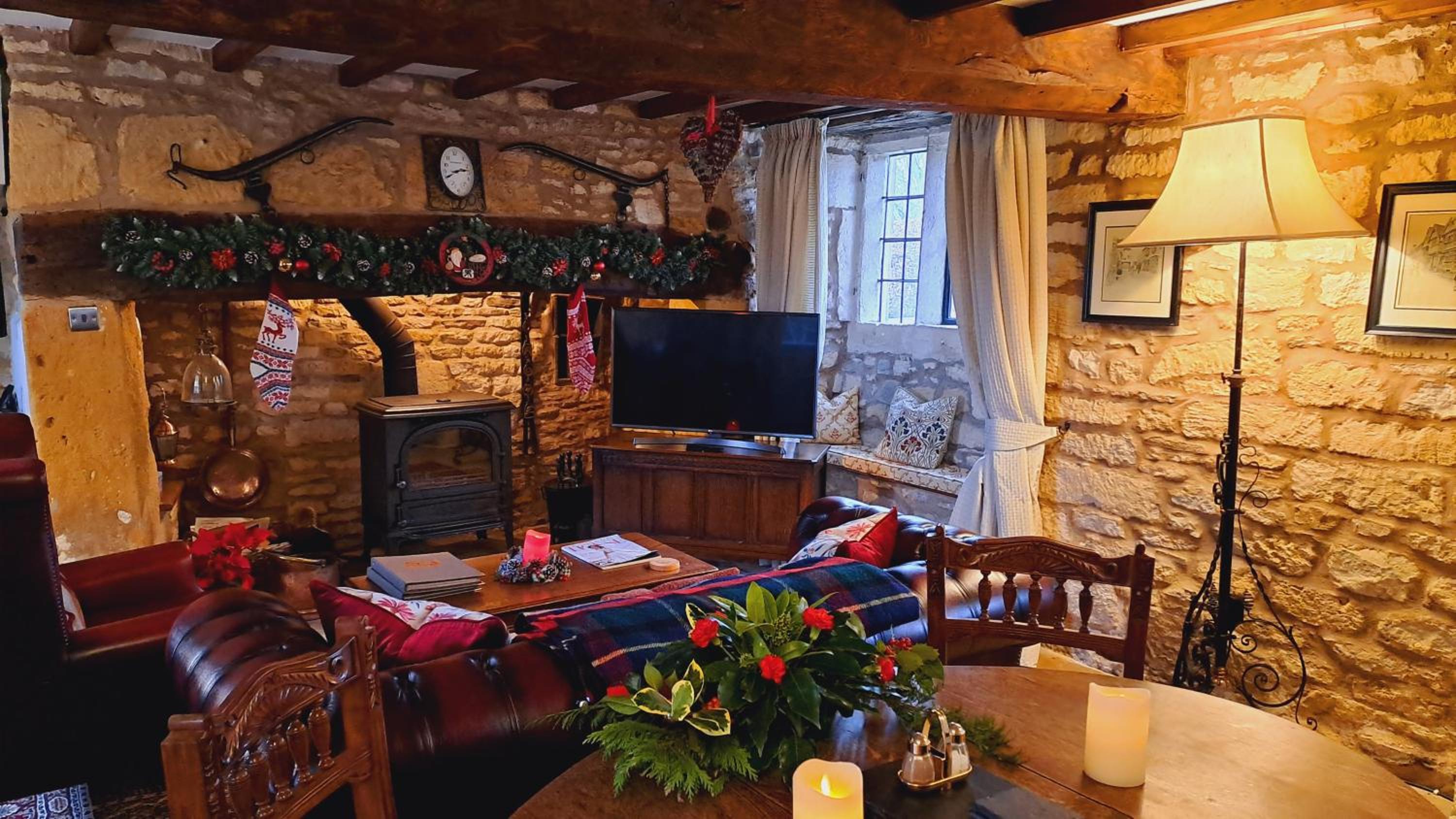 Graziers Cottage - character Cotswold cottage with inglenook, parking and pub nearby