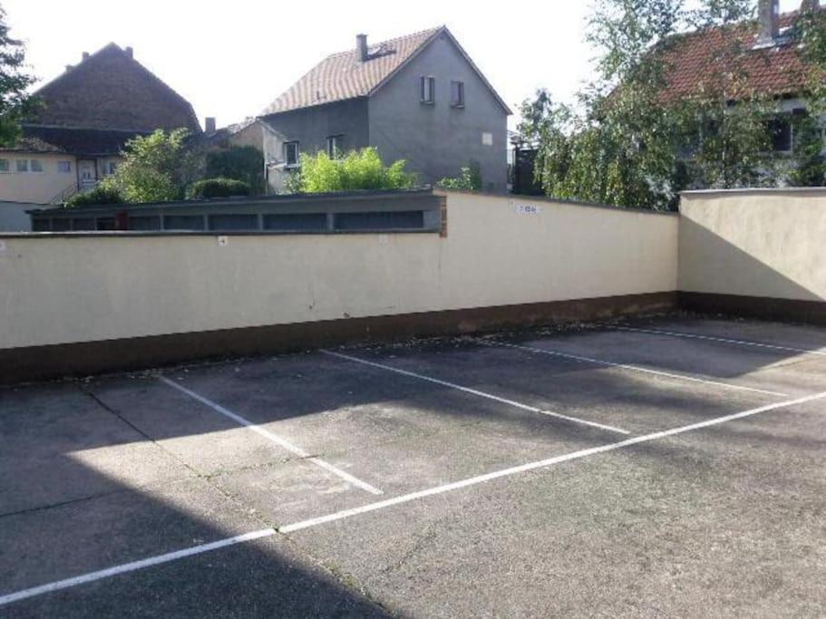 Kleines Apartment in Frankfurt mit eigenem Stellplatz in Messenähe
