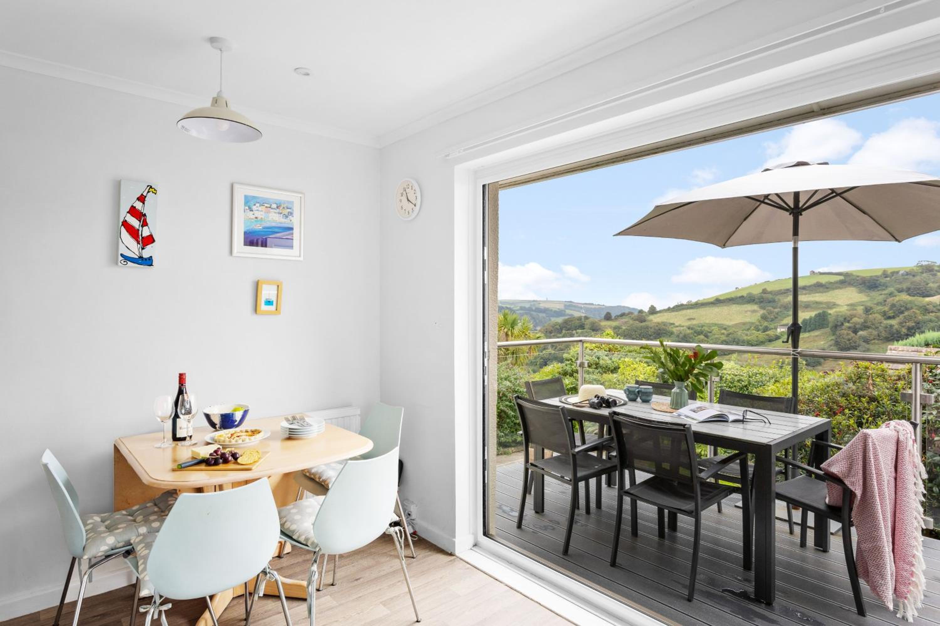 15 Churchfields - Bungalow with Estuary Views and Parking view 5