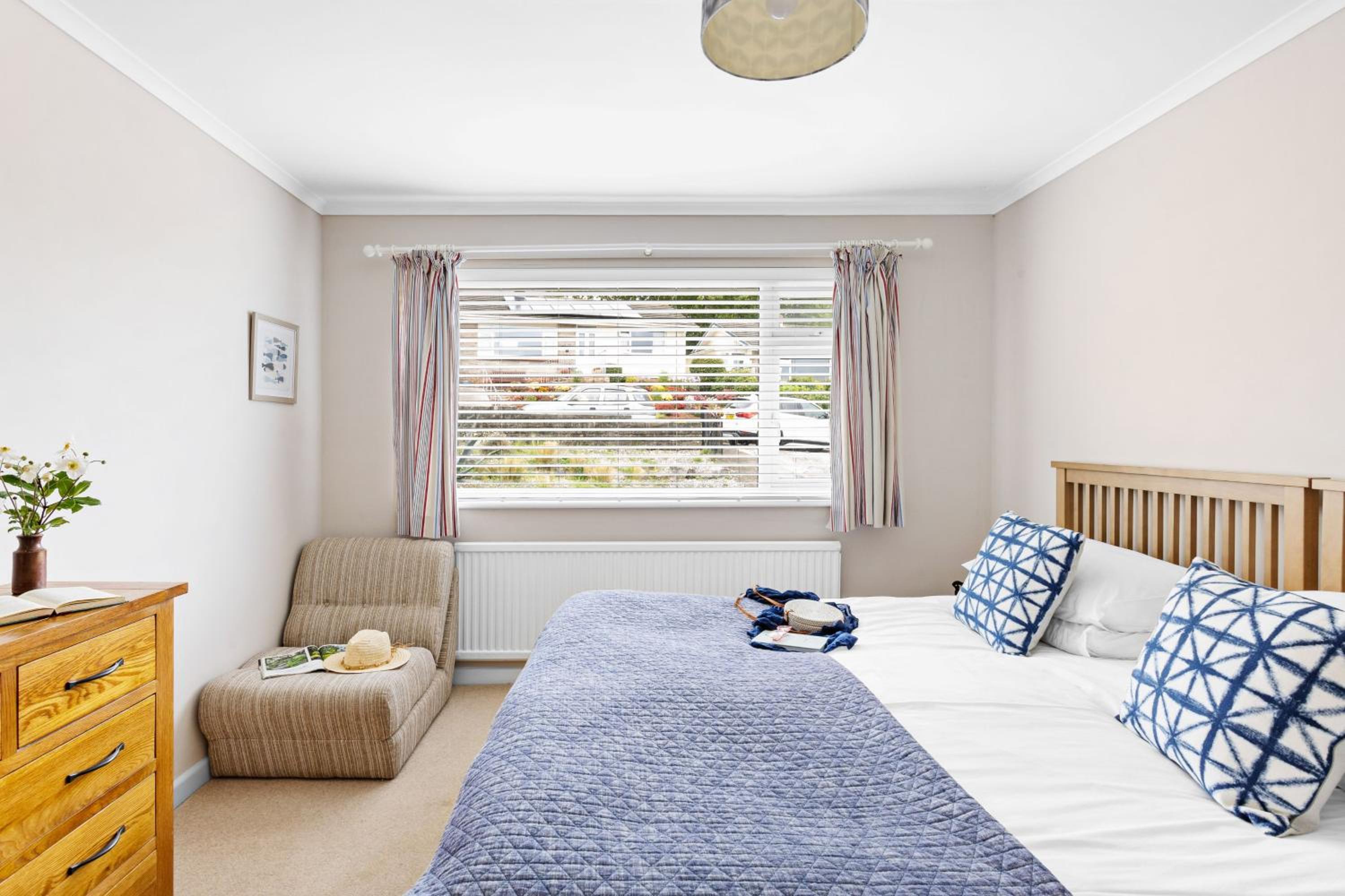 15 Churchfields - Bungalow with Estuary Views and Parking view 3