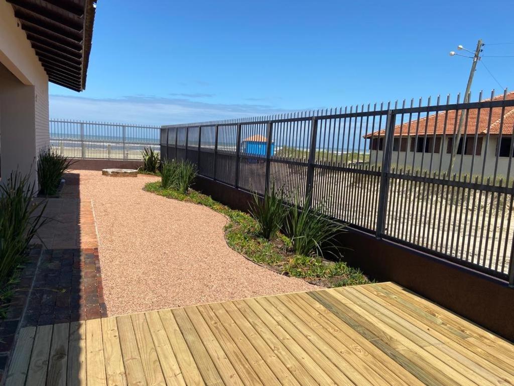 Casa com piscina a beira mar