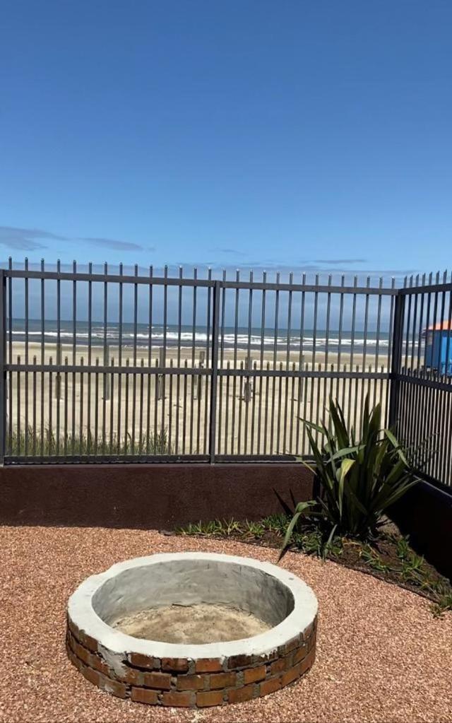 Casa com piscina a beira mar