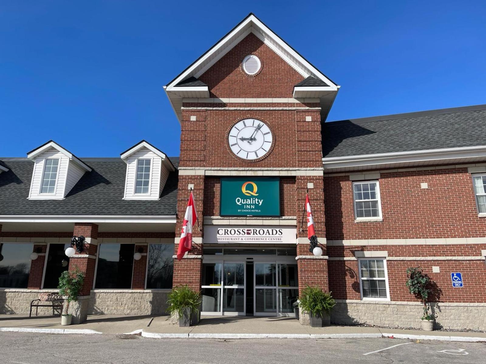 Sarnia Vacations - Quality Inn - Property Image 1