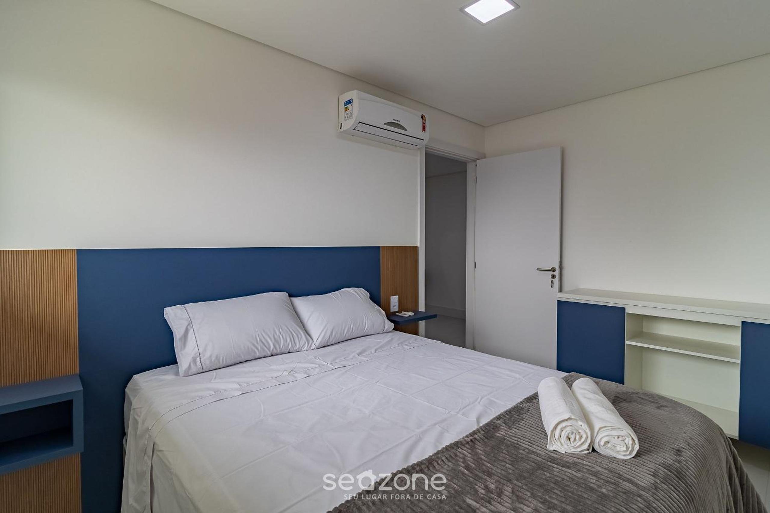 Seafront condominium with pool - SHC