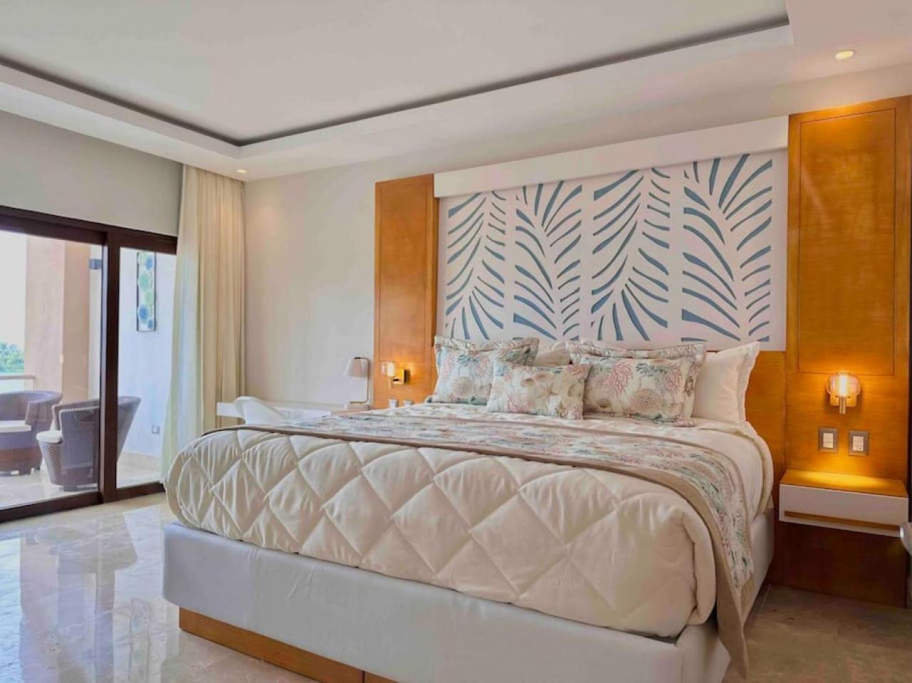 Stunning Bay View Condo, Pool view 2