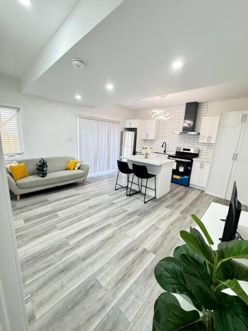 Mordern Walkout Cozy Apartment Suite