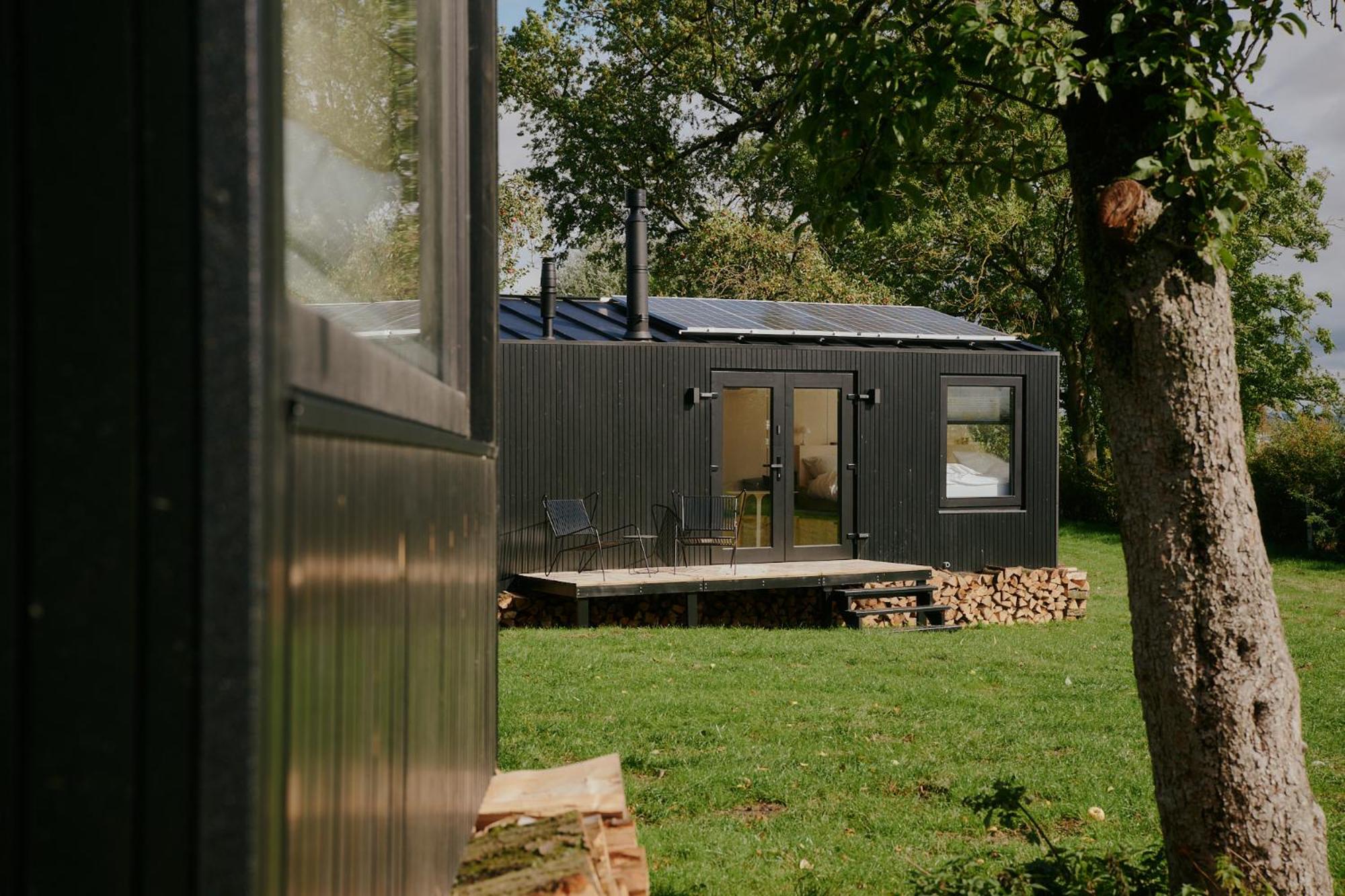 Raus Tiny House auf dem Land mit Hoftieren und Sauna