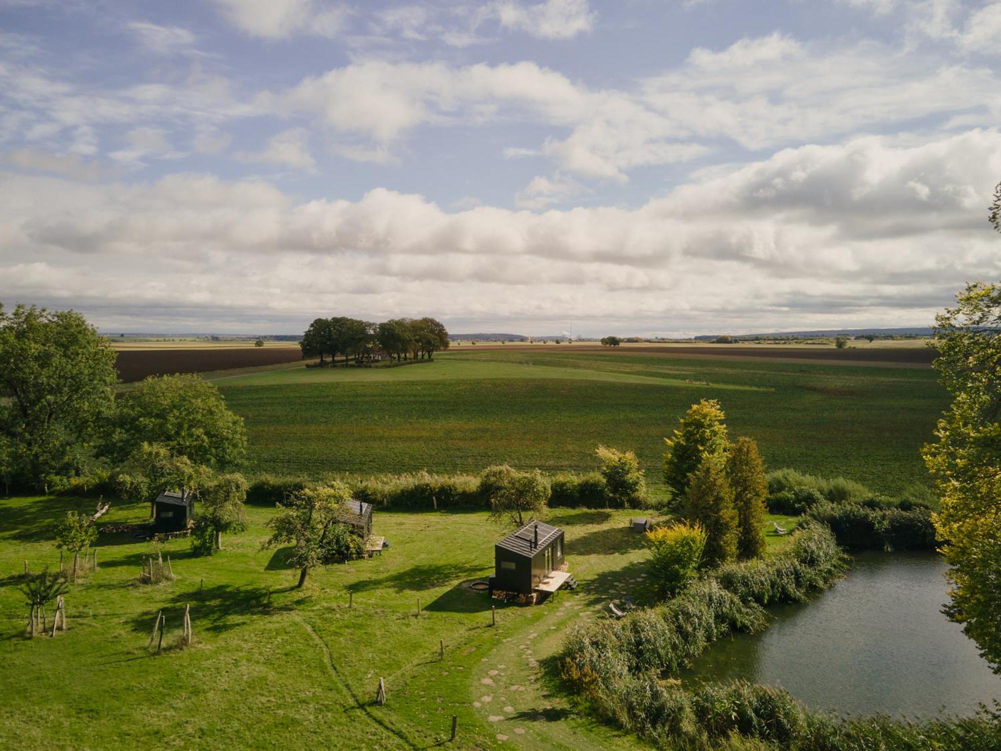 Raus Tiny House auf dem Land mit Hoftieren und Sauna