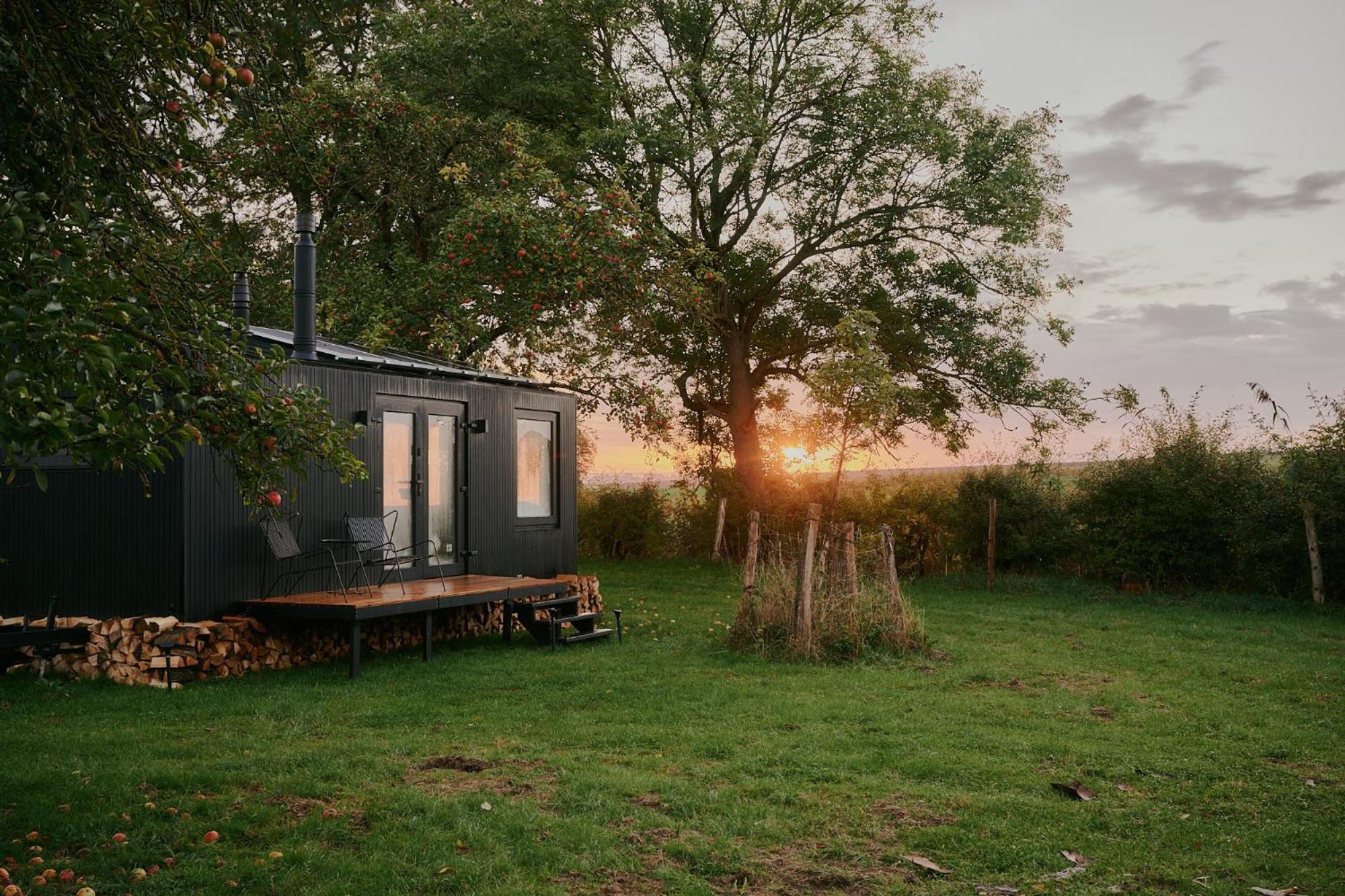 Raus Tiny House auf dem Land mit Hoftieren und Sauna